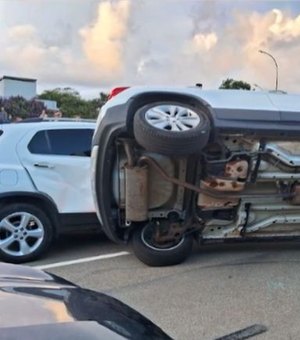 Acidente entre dois carros provoca tombamento em cemitério de Maceió