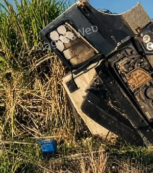 Motorista fica ferido em tombamento de caminhão em São Miguel dos Campos