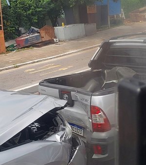 Engavetamento envolvendo cinco veículos congestiona Avenida Josefa de Melo