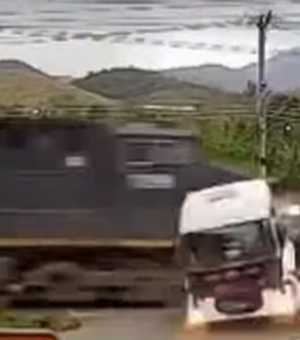 Caminhão é atingido por trem e arrastado por 50 metros no interior do RJ