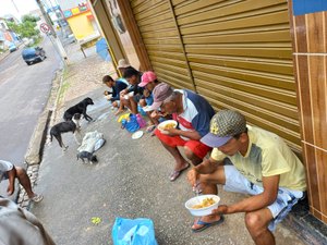Projeto distribui marmitas gratuitamente para moradores de rua e presos em Palmeira dos Índios