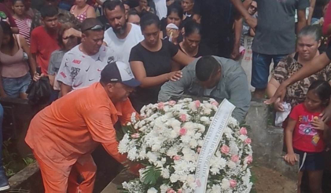 [Vídeo] Corpo de menina esfaqueada é sepultado; mãe foi presa pelo crime