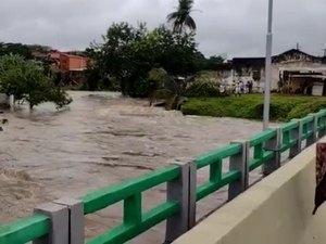 Grande volume de água nos rios que cruzam a cidade de Quebrangulo preocupa moradores