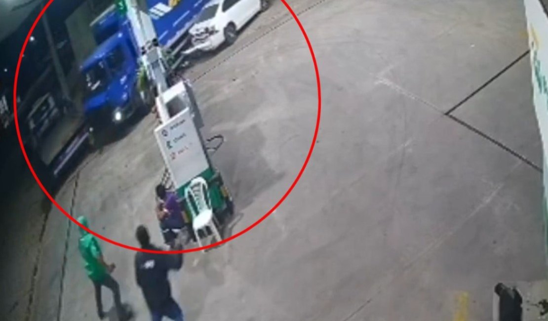 [Vídeo] Caminhão arrasta veículos após manobra em posto de combustíveis em São José da Tapera