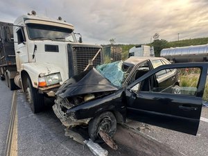 Idoso morre após colisão frontal entre carro e carreta na BR-101, em Pilar