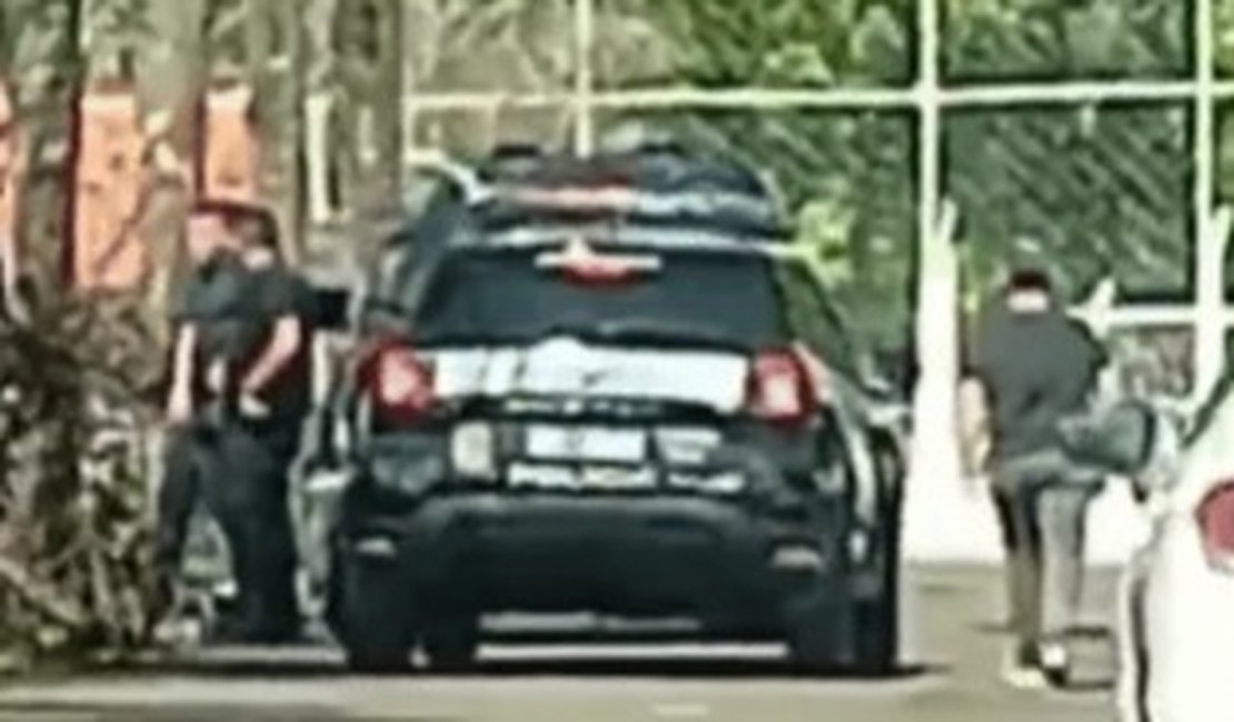 Mãe é presa após filho de dois anos defecar duas camisinhas na creche