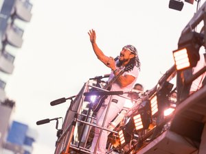 Bell Marques comanda arrastão na orla marítima no primeiro dia do ano em Maceió