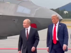 Avião B-2, modelo usado em ataque no Irã, passa perto de Putin e Trump durante encontro