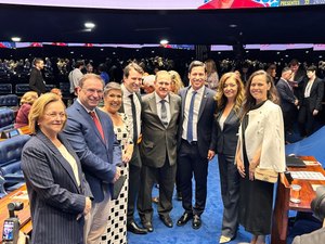 Luciano e Daniel representam Arapiraca na entrega da Comenda Ceci Cunha a ex-prefeita Célia Rocha