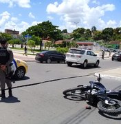Colisão entre carro e moto deixa mulher ferida em cruzamento de Arapiraca