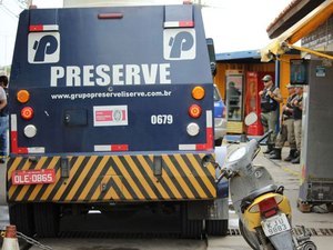 Assalto a carro-forte acaba em tiroteio em supermercado