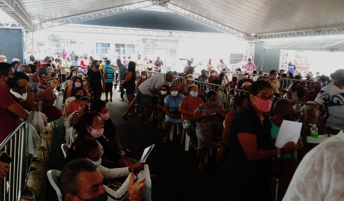 Busca por vacina mantém movimento intenso no Ginásio Arivaldo Maia