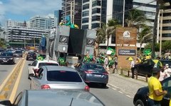 Manifestantes pró-Bolsonaro fazem carreata em Maceió