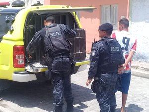 Homem é preso acusado de agredir esposa na frente dos filhos em Arapiraca