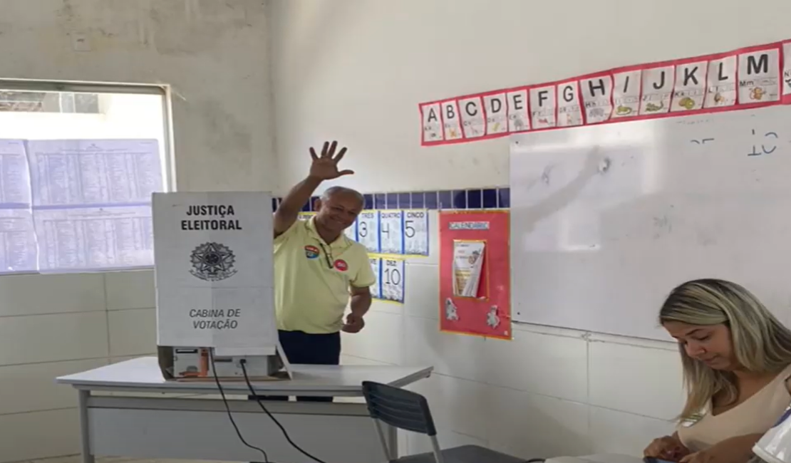 Profesor Cícero Albuquerque vota em Atalaia