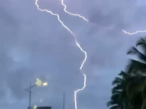 [Vídeo] Vídeo flagra momento exato em que raio cai na orla de Maceió