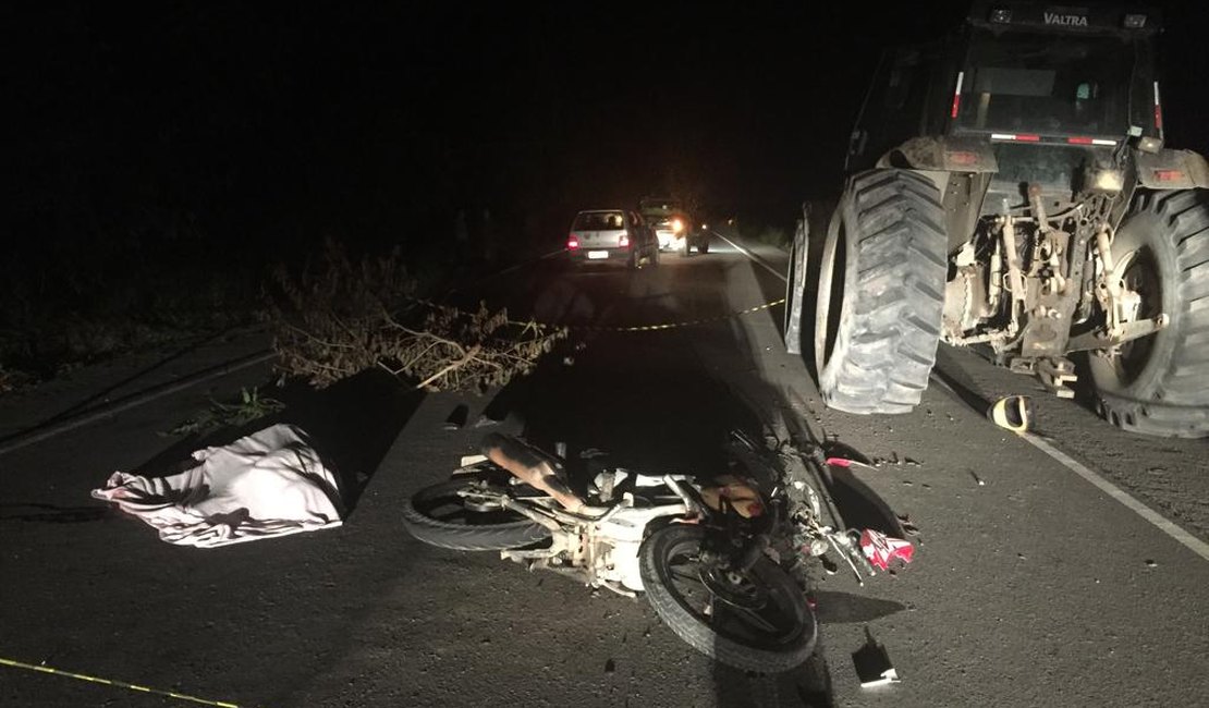 Colisão traseira entre motocicleta e trator deixa um morto na AL-220