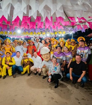Contando a história de Arapiraca, Pau D’Arco e Baixão encantam o público em noite de arraiá comunitário