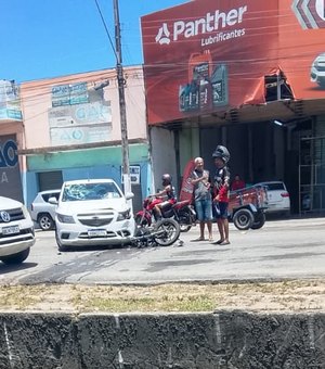Colisão entre carro e moto é registrada na Av. Senador Rui Palmeira, em Maceió