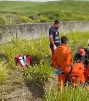 Motorista é resgatado de helicóptero após Kombi capotar na BR-101, em Messias