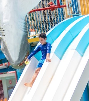 Cerca de 100 estudantes da rede municipal vivenciam dia de lazer em parque aquático