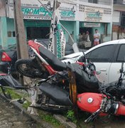 Carro colide contra poste e quatro motocicletas na BR-104 em Rio Largo