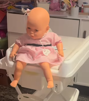 Menina viraliza ao “dormir no plantão” enquanto bonecas esperam por consulta