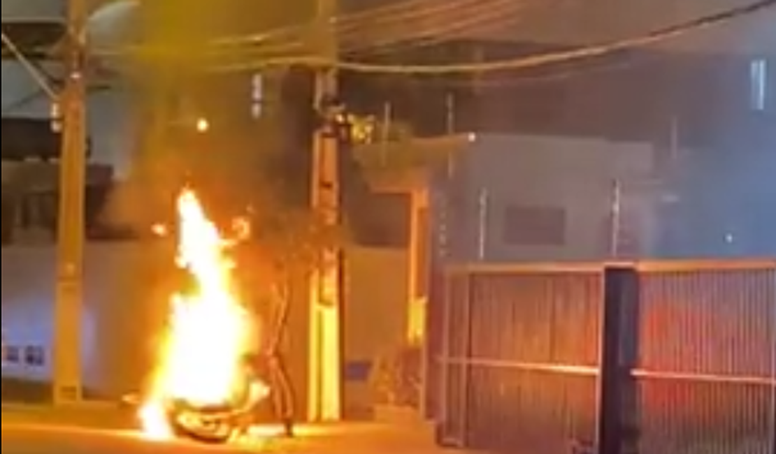 Motocicleta fica destruída após pegar fogo no bairro da Ponta Verde