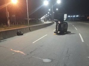Veículo capota na AL 110, em Arapiraca