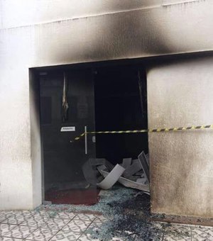 Criminosos invadem agência do Bradesco e ateiam fogo com coquetel molotov