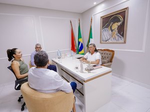 Prefeita Tia Júlia antecipa pagamento da folha salarial de fevereiro