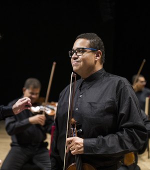 Músico 'reaprende' a tocar violino após quadro grave de Covid