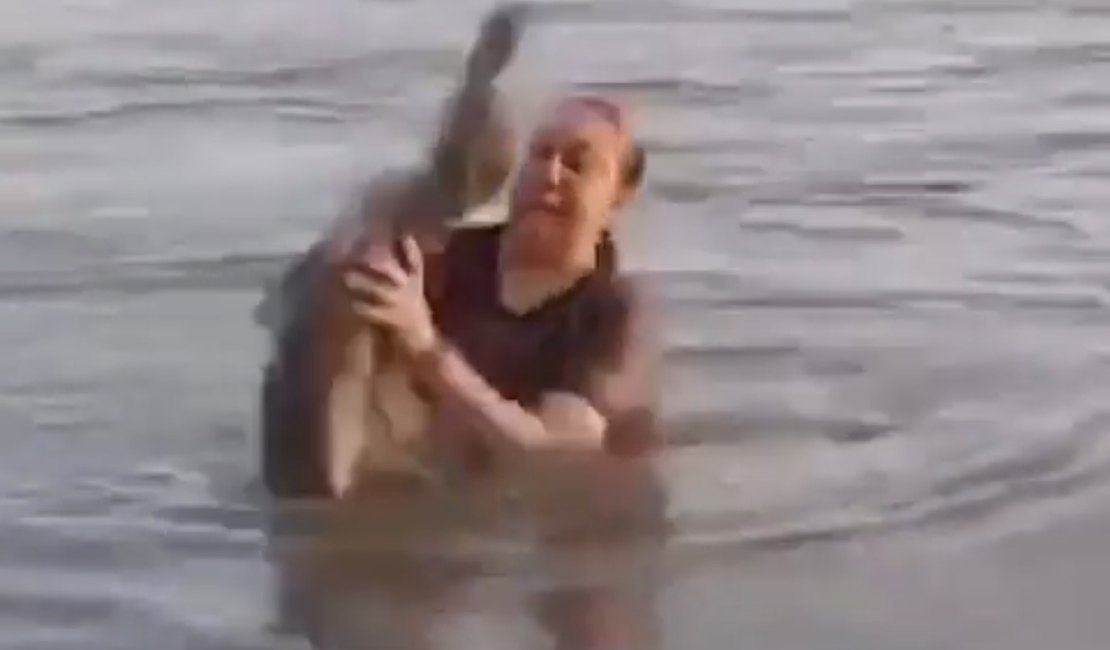 Mulher confunde “tronco” e pega jacaré sem querer; vídeo viraliza