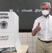 Fernando Collor vota na capital e pede que eleitores escolham “ candidato com visão”