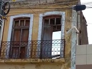 [Vídeo] Telhado de casarão de Pão de Açúcar que hospedou Dom Pedro II desaba e deixa vizinhos com medo