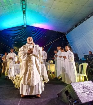 Primeira noite da Romaria de Frei Damião reúne fiéis com missa e show do Frei Sílvio