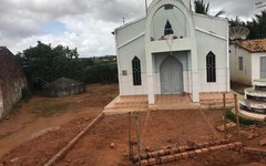Tainá Veiga inspeciona obra de revitalização ao entorno da igreja do povoado Capim
