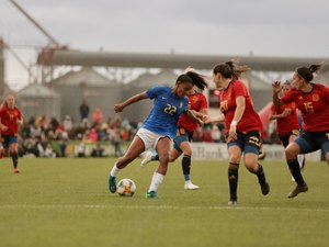 Jovem de Maragogi briga por vaga de 'caçula' da Seleção Feminina