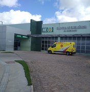 Condutor inabilitado sofre fratura ao colidir moto contra carro em cruzamento de Arapiraca