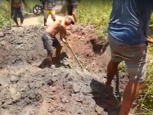 [Vídeos] Moradores de povoado ficam 'ilhados' após dono de terreno bloquear único acesso à comunidade