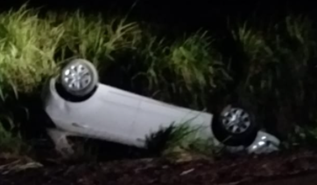 Motorista cai em vala à margem de rodovia e capota carro em Arapiraca