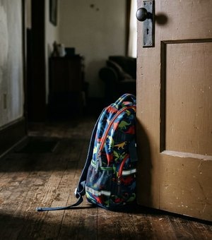 Mãe é presa após esconder drogas na mochila escolar do filho em Arapiraca