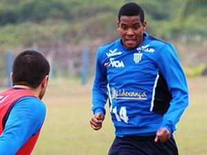 Dirigente do CSA confirma negociação com atacante que está na Europa