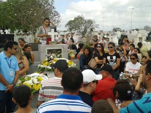 Professor assassinado com requintes de crueldade é enterrado em Arapiraca