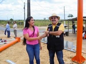 Secretária Gabriela Gonçalves e o prefeito de Rio Largo vistoriaram a implantação e revitalização dos abrigos de ônibus