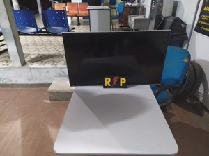 Jovem é flagrado pela polícia carregando TV furtada em Arapiraca