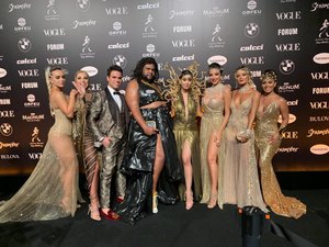 Influenciadoras de Alagoas apostam no dourado, que dominou no Baile  da Vogue