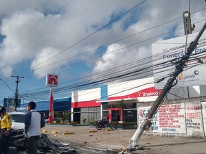 Carro colide com poste e deixa trânsito lento na Avenida Fernandes Lima 