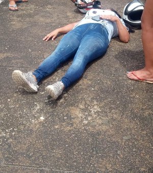Colisão entre carreta e motocicleta deixa uma pessoa ferida, em Arapiraca