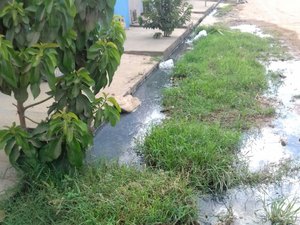 Moradores do bairro Cavaco vivem drama com esgoto